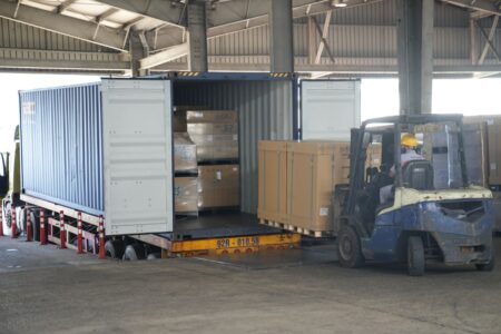 container-duoc-dua-den-ham-rut-cont-1